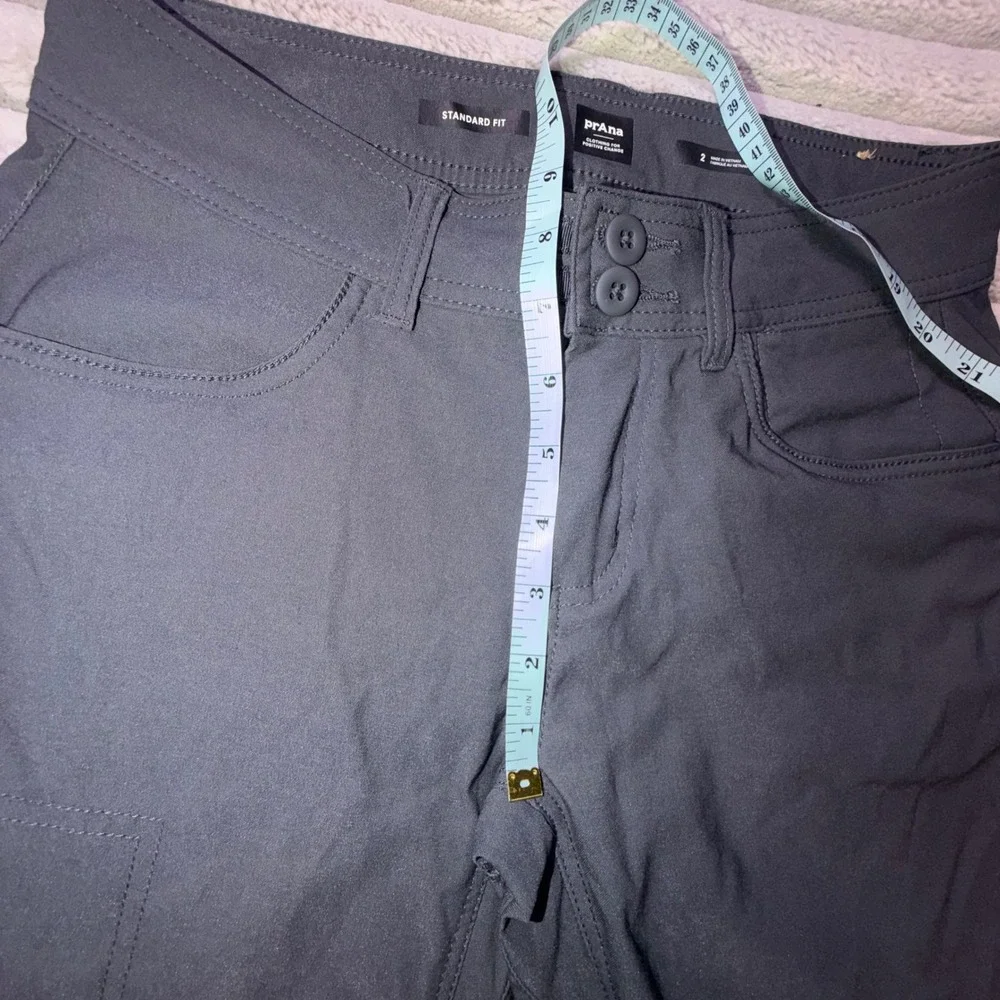 Prana Womens 2 Halle II Roll-Tab Capri Bermuda Shorts Grey Hiking Outdoor ReZion
